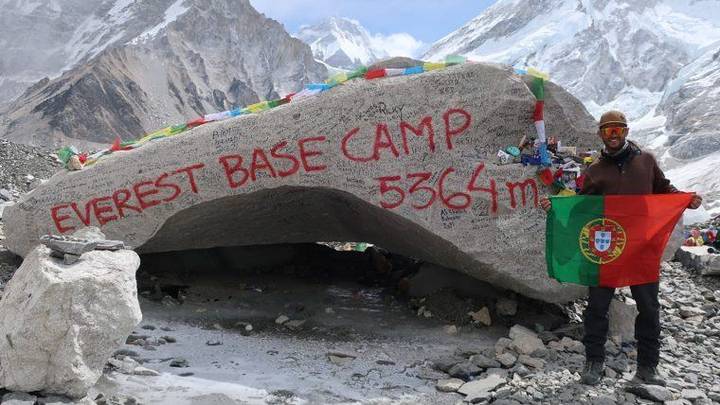 A pedra que assinala a chegada ao Everest Base Camp a 5.364 metros de altitude, um local que carrega um elevado simbolis