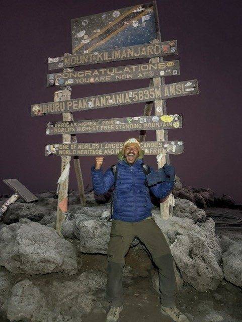 O nosso líder de viagem, Pedro Queirós, no topo do Kilimanjaro, 5.895 metros, em agosto de 2026.