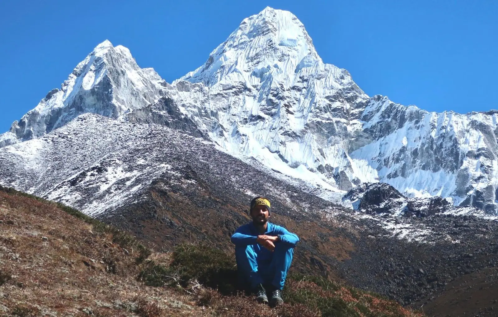 O perfil inconfundível da montanha Ama Dablam, uma presença constante durante o trekking ao Everest Base Camp. Para muit