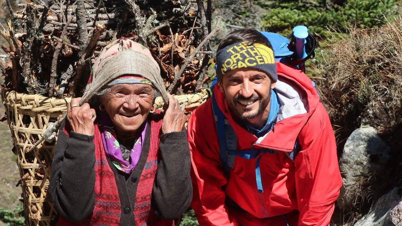 O vale do Solukhumbu, a casa do Evereste, ainda é um local bastante rural. Diariamente, é possível observar o povo das m