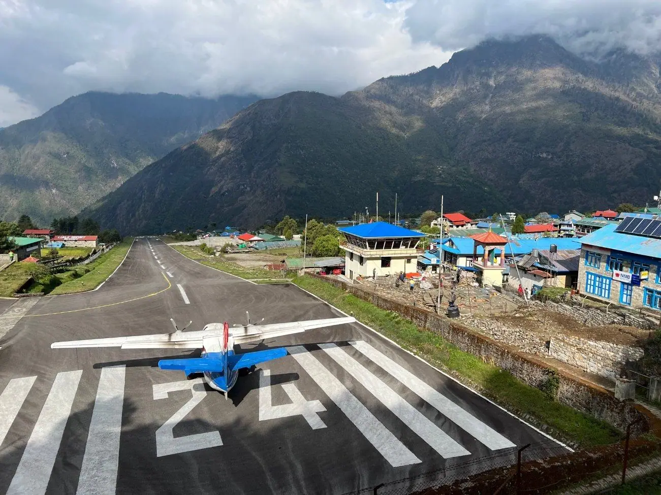 O aeroporto de Lukla, a 2.800 metros de altitude, é a porta de entrada para o Vale do Solukhumbu, onde a INFINITY inicia