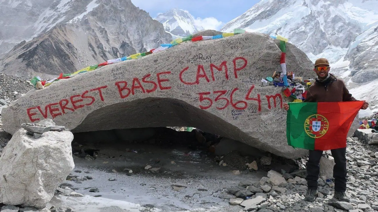 A pedra que assinala a chegada ao Everest Base Camp a 5.364 metros de altitude, um local que carrega um elevado simbolis