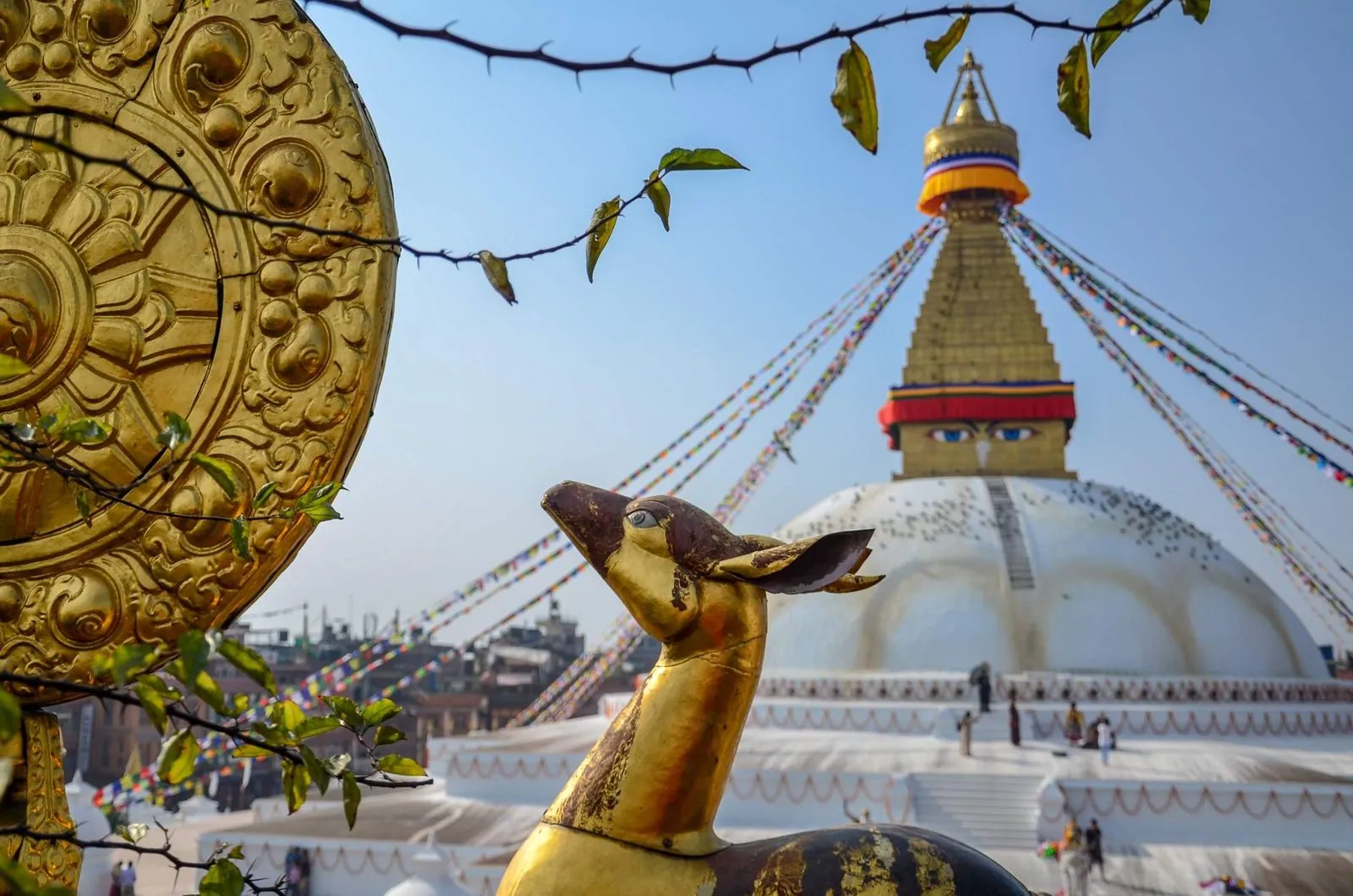 O veado dourado e a roda do Dharma diante da Stupa de Boudhanath, em Kathmandu.