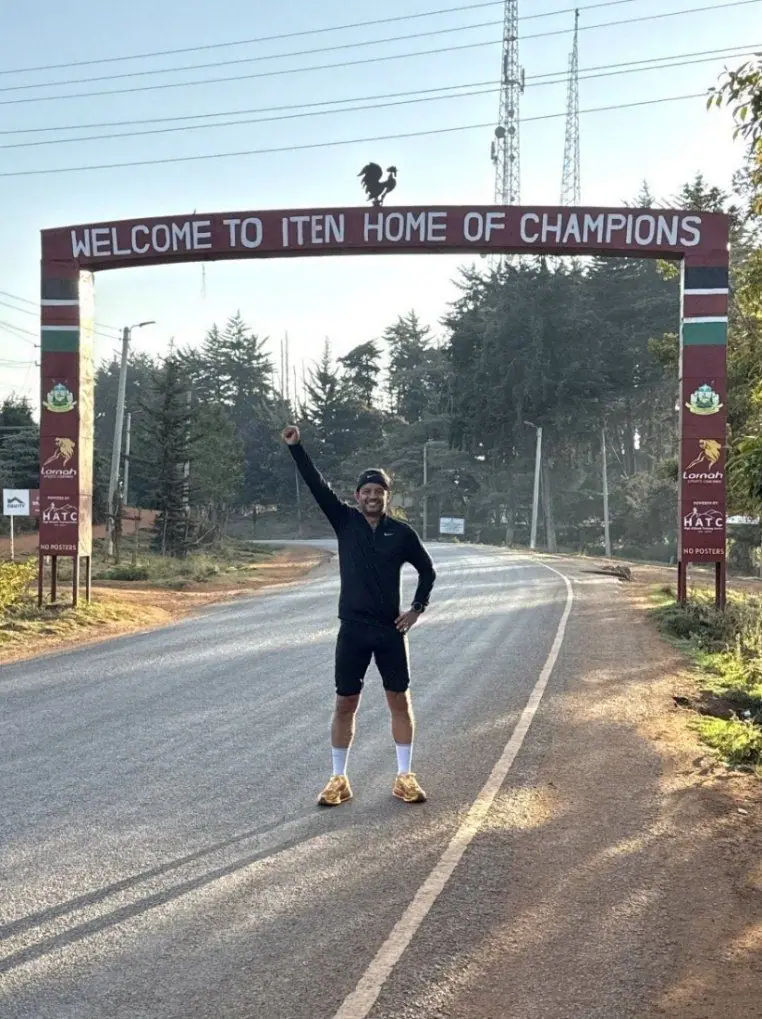 Pedro Queirós, o nosso líder de viagem, junto ao mítico arco de boas-vindas, situado à entrada da vila de Iten.
