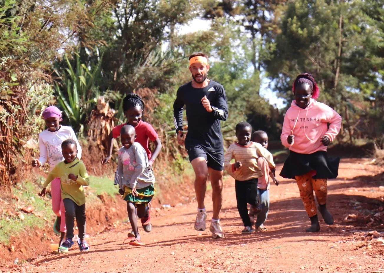 As crianças começam a correr desde cedo nas estradas de barro vermelho.