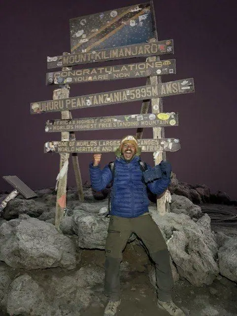 O nosso líder de viagem, Pedro Queirós, no topo do Kilimanjaro, 5.895 metros, em agosto de 2026.