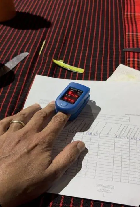 Todas as noites, após o jantar, a equipa INFINITY fará uma medição do nível de oxigénio no sangue com um oxímetro e da t