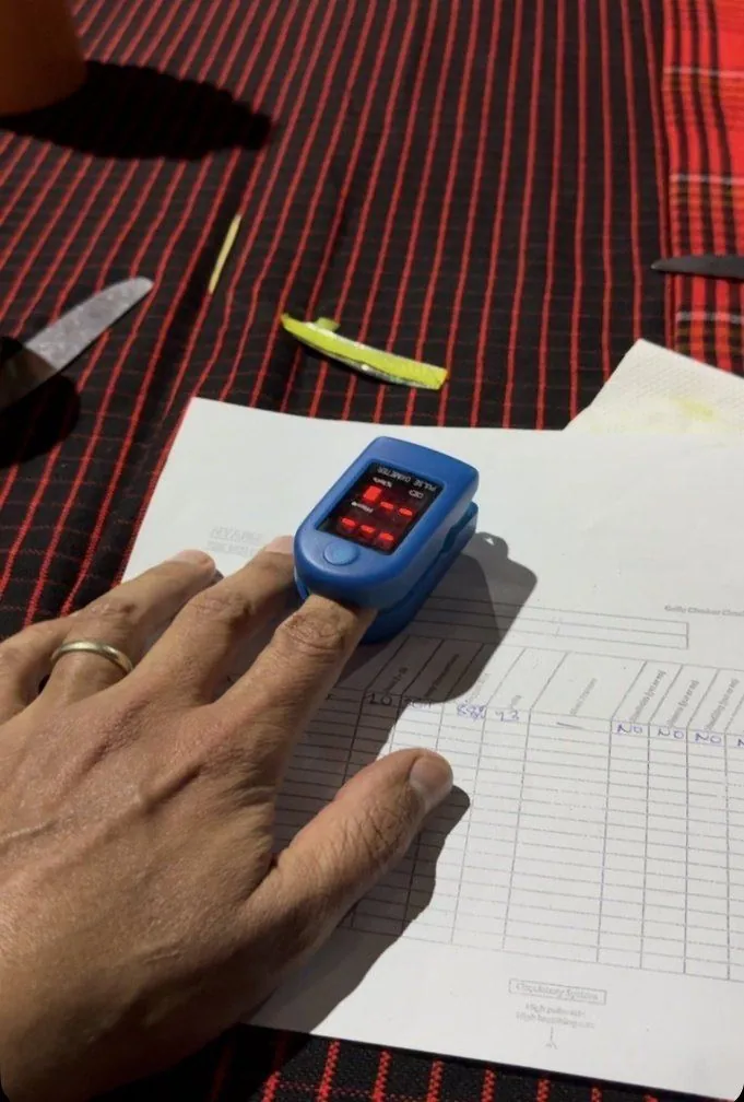 Todas as noites, após o jantar, a equipa INFINITY fará uma medição do nível de oxigénio no sangue com um oxímetro e da t
