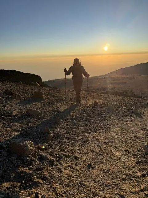 Junto à zona do cume, a quase 6.000 metros de altitude, vamos assistir ao nascer do sol sobre o continente africano.