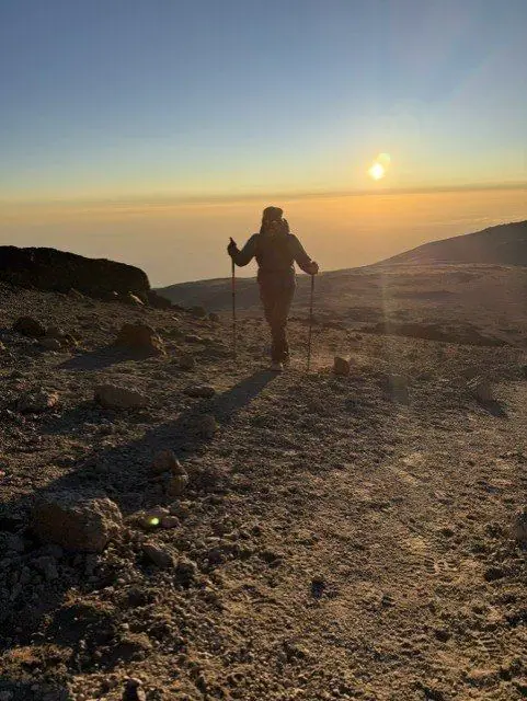 Junto à zona do cume, a quase 6.000 metros de altitude, vamos assistir ao nascer do sol sobre o continente africano.