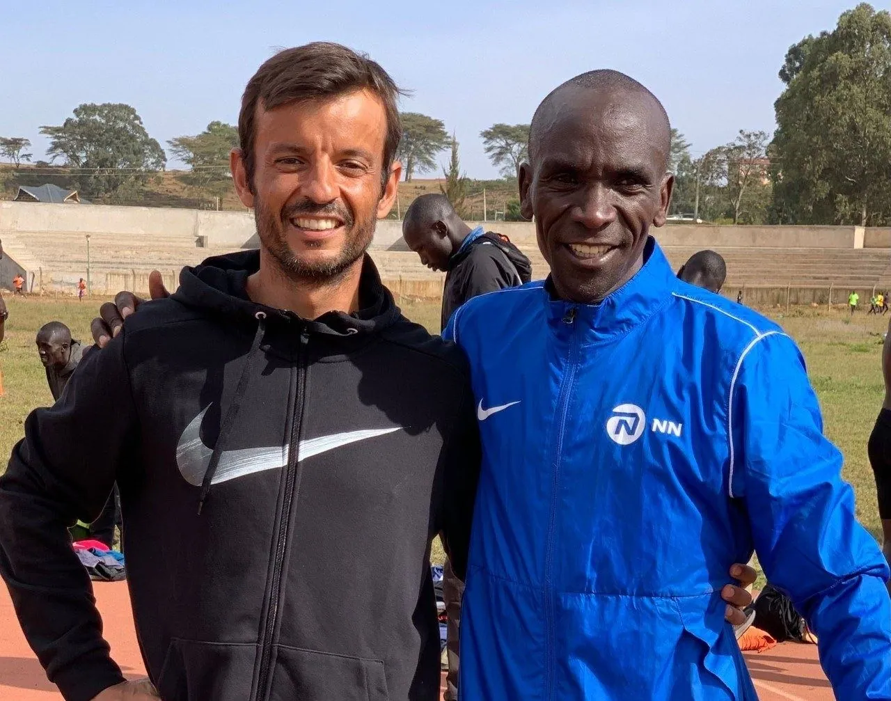Pedro Queirós com Eliud Kipchoge no Estádio Kipchoge Keino, Eldoret