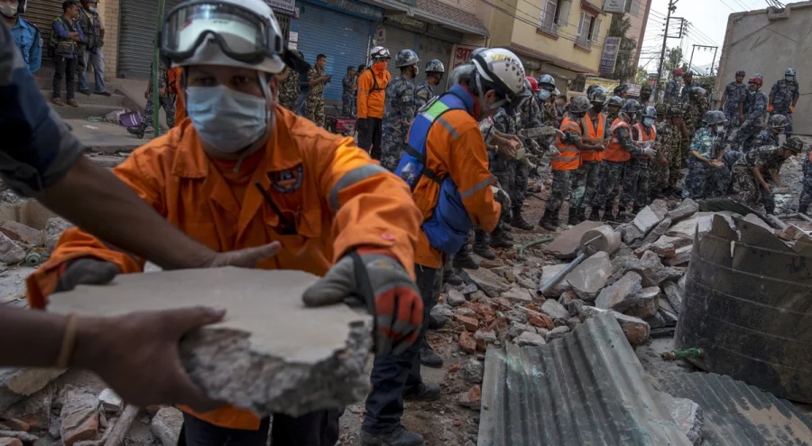 Número de mortos não pára de aumentar por causa de sismo no Nepal