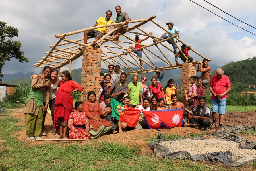 Um ano depois do terramoto falta muito para levantar o Nepal