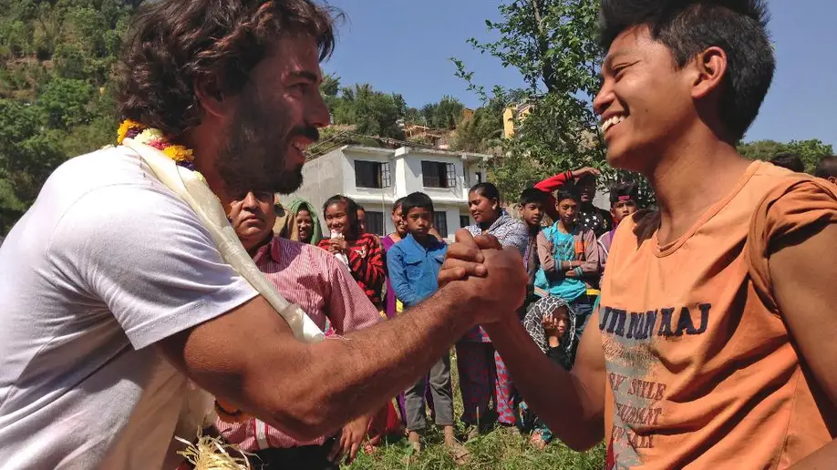 2 Portuguese backpackers turn into unlikely aid providers in earthquake-ravaged Nepal