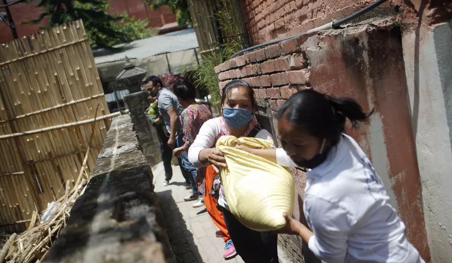 Portuguese travelers turn into aid agency after Nepal quake